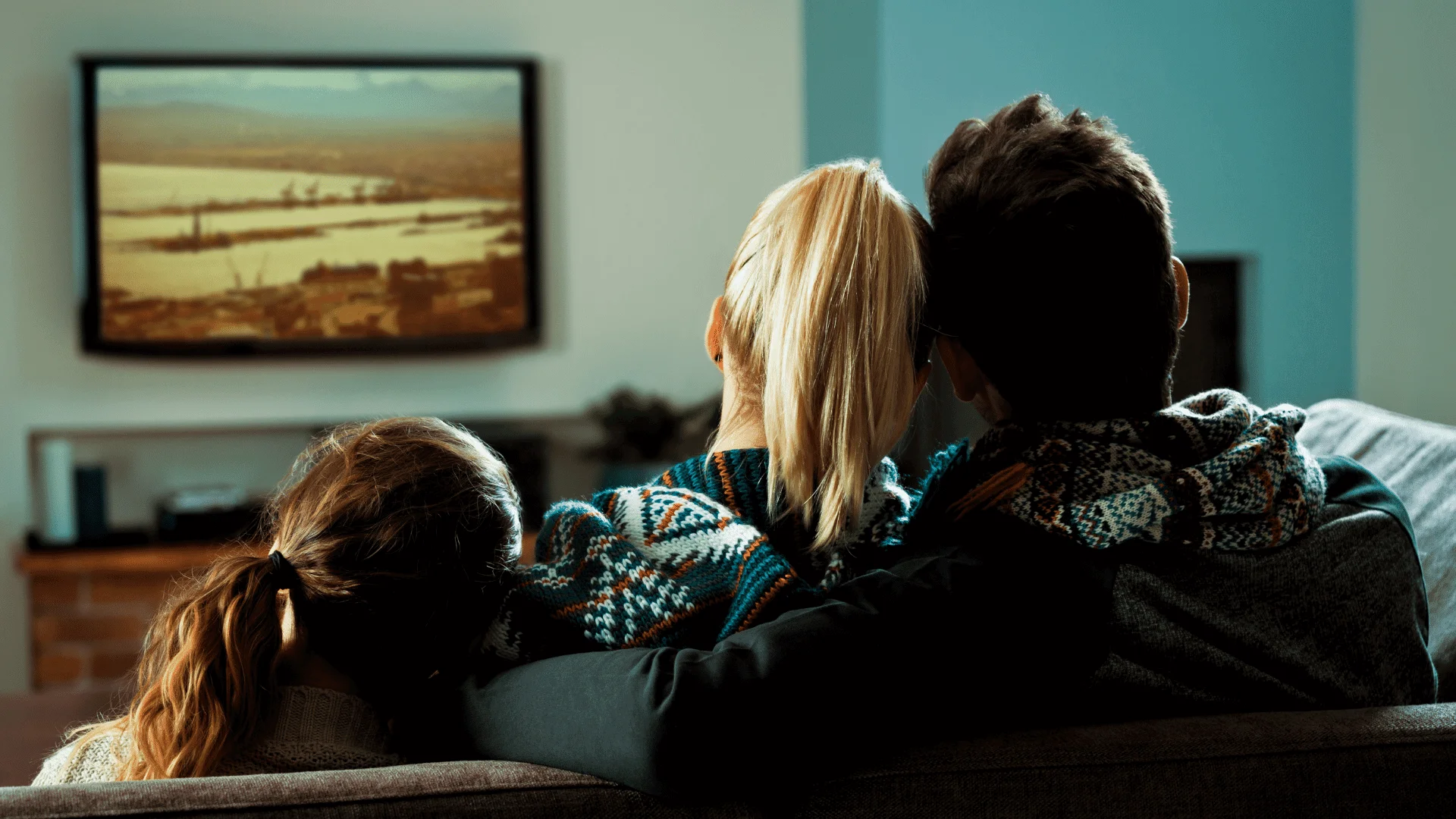 fondo familia viendo tv